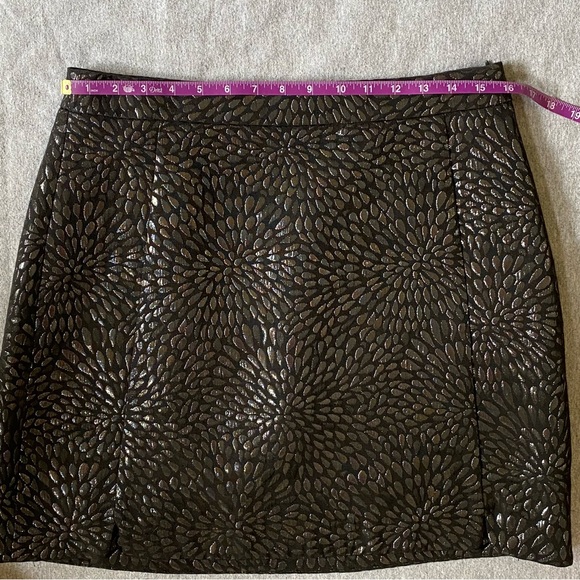 LOFT embossed pattern black shiny skirt size 8 - Picture 3 of 16